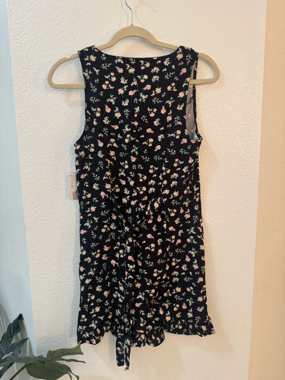 NWT Sleeveless Floral Romper Ruffled Hem Summer Wear! - Picture 4 of 11